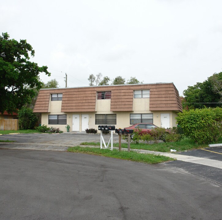 2011 NW 58th Ter in Fort Lauderdale, FL - Foto de edificio