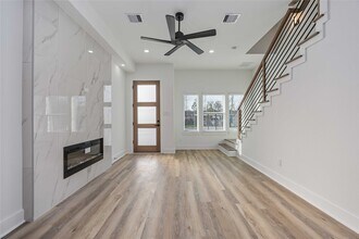 4533 Larkspur St in Houston, TX - Building Photo - Building Photo