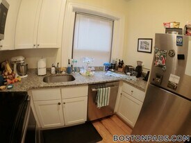 1463 Beacon St, Unit 21 in Brookline, MA - Building Photo