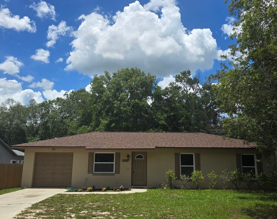 7185 W Village Dr in Homosassa, FL - Building Photo