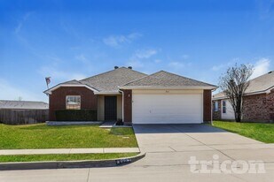 923 McKavett Dr in Burleson, TX - Building Photo