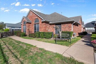 2311 Ragland Rd in Mansfield, TX - Foto de edificio - Building Photo