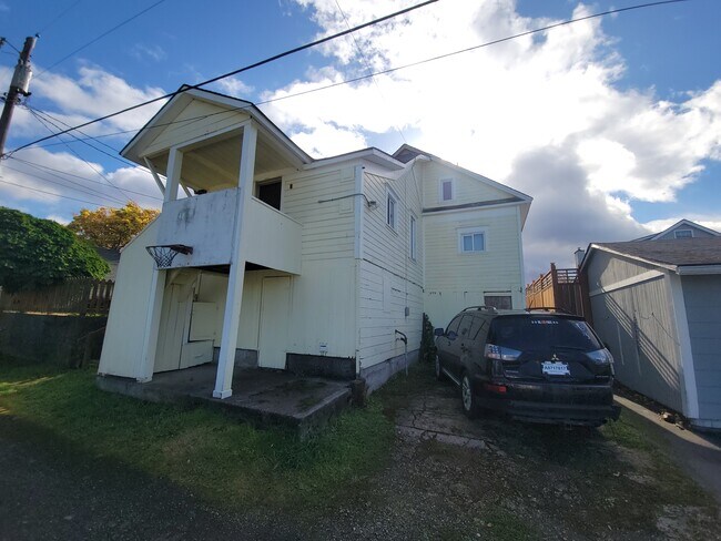 211-212 W 13th St in Port Angeles, WA - Building Photo - Building Photo
