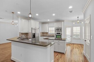 5801 Hillcrest Ave in Dallas, TX - Building Photo - Building Photo