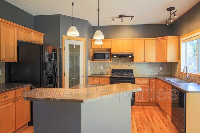 42 Hidden Creek Heights NW in Calgary, AB - Building Photo - Building Photo