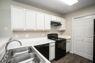 The Sundance Apartments in Harlingen, TX - Building Photo - Interior Photo