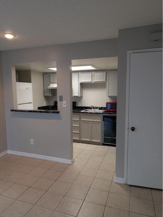 3701 Colonial Dr in Modesto, CA - Building Photo