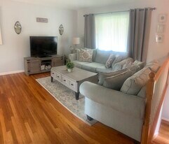 82 Wagon Wheel Trl in Saratoga Springs, NY - Building Photo