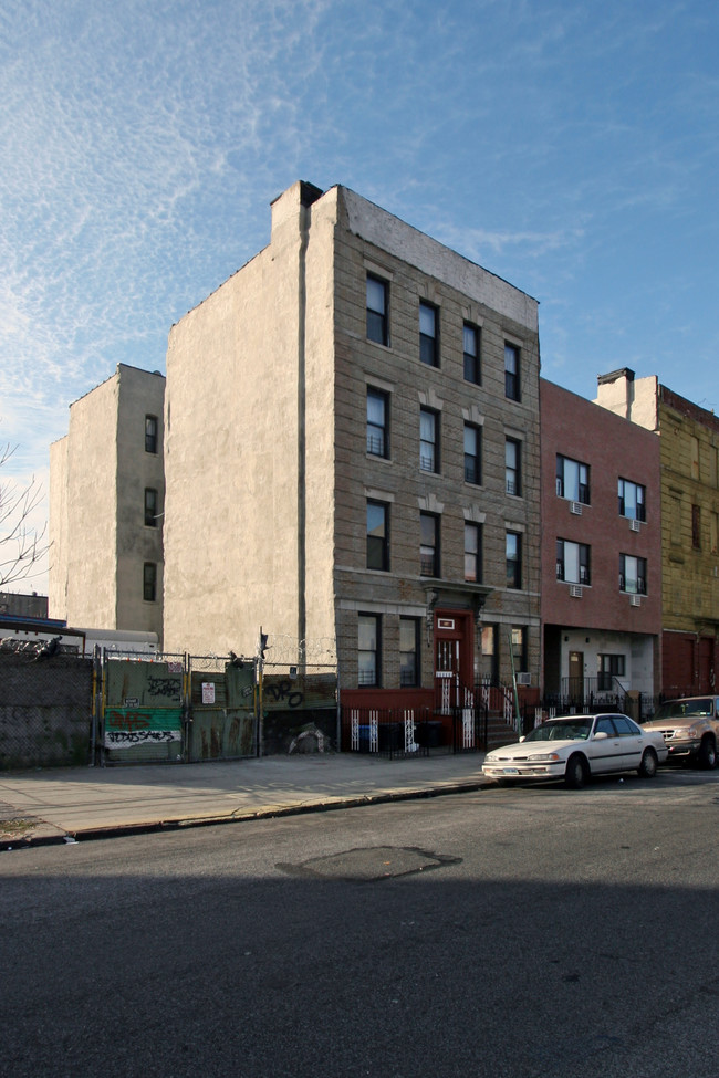 236 Pulaski St in Brooklyn, NY - Building Photo - Building Photo