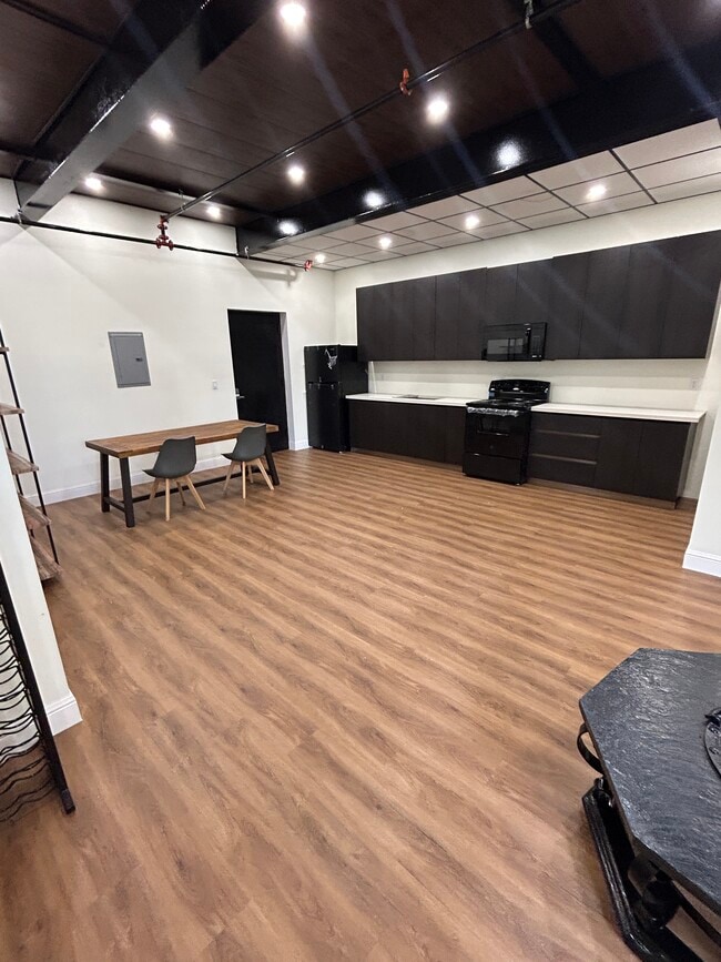 64 Sand Creek Rd, Unit main building
