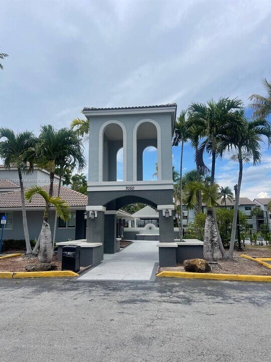 7095 NW 179th St in Hialeah, FL - Building Photo