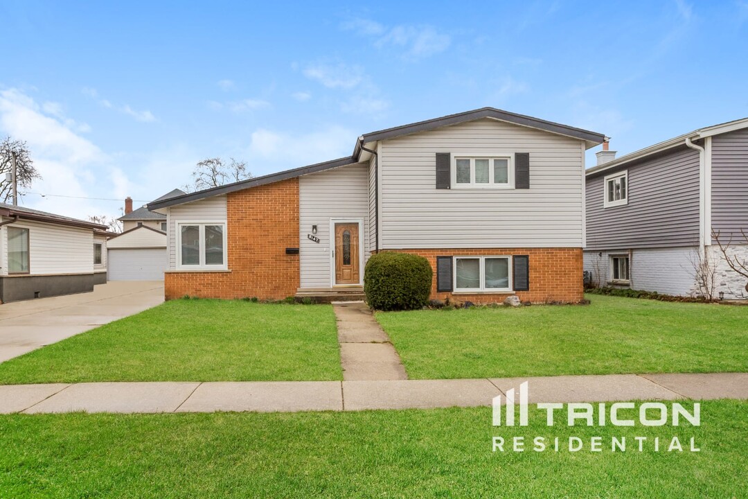 8147 N Chester Ave in Niles, IL - Foto de edificio