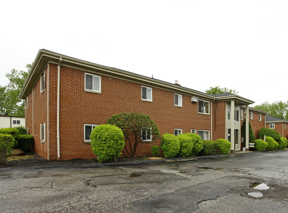 Hallwood Manor Apartments in Mentor, OH - Building Photo