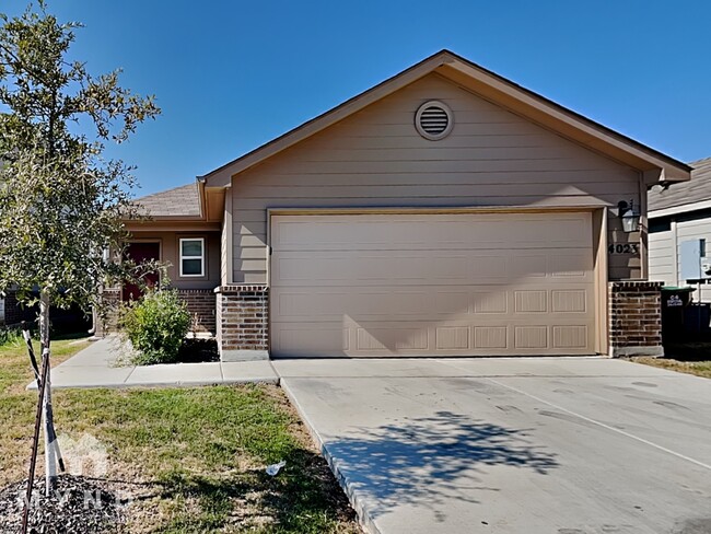 4023 Asher Alley in Saint Hedwig, TX - Foto de edificio - Building Photo