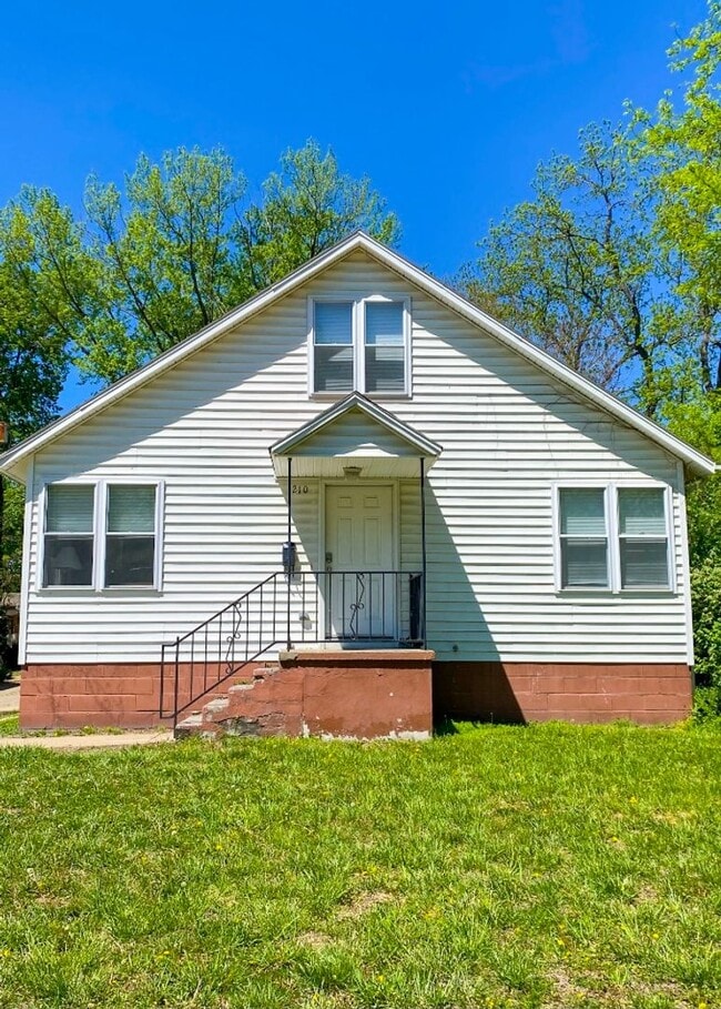 property at 210 S Manhattan Ave