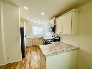 165 Broadmore Ave NE in Salem, OR - Foto de edificio - Building Photo