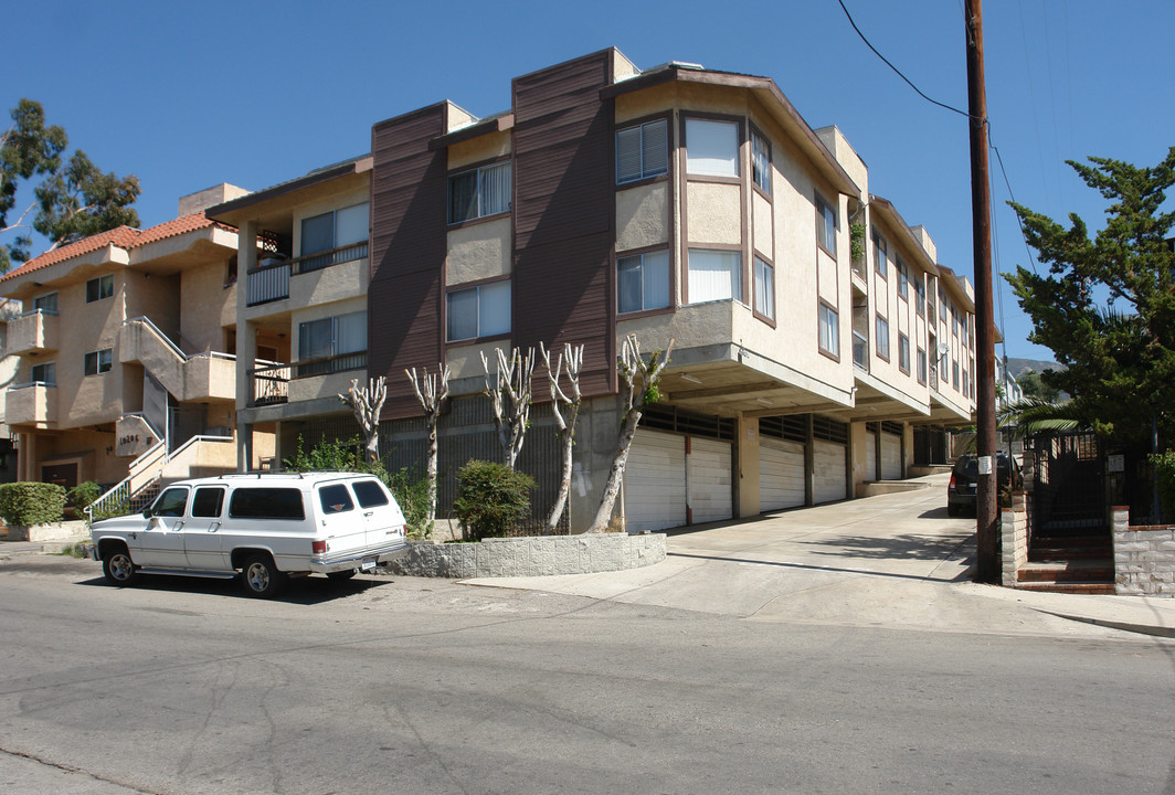 10204 Samoa Ave in Tujunga, CA - Building Photo