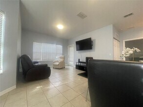 2388 Grand Central Pkwy in Orlando, FL - Building Photo - Building Photo