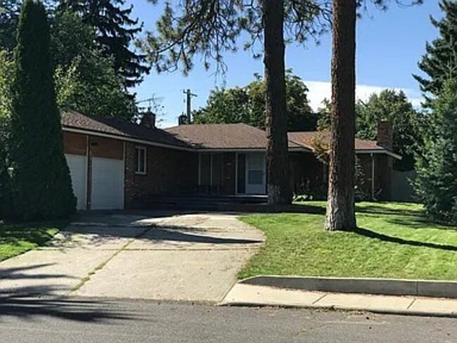 property at 414 N 2nd St