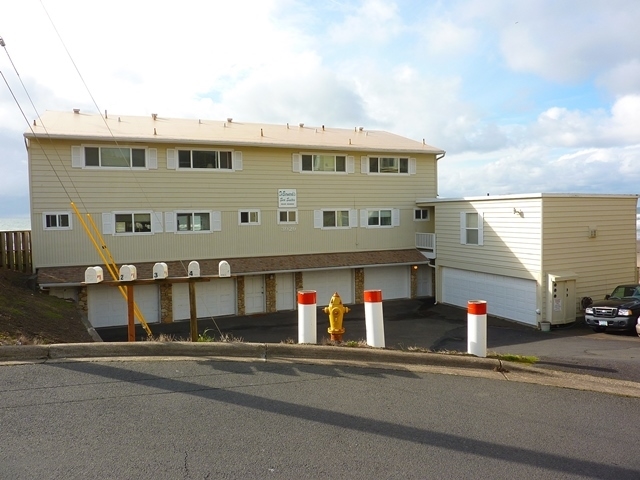 3929 NW Jetty Ave in Lincoln City, OR - Building Photo