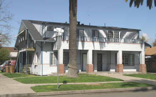 301 E Oak St in Lodi, CA - Building Photo