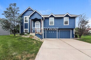 106 W Laredo Trail in Raymore, MO - Building Photo