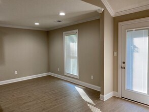 160 Livingston Way in Jackson, TN - Foto de edificio - Building Photo