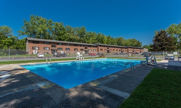Residences at Covered Bridge in Liverpool, NY - Foto de edificio - Building Photo