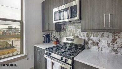 3030 Summer St, Unit 242 in Houston, TX - Foto de edificio - Building Photo