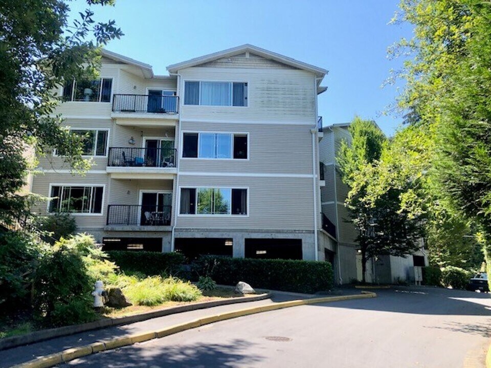 15000 Juanita Dr NE in Kenmore, WA - Building Photo