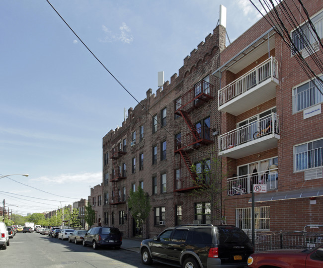 108-28 38th Ave in Corona, NY - Foto de edificio - Building Photo