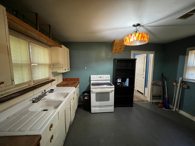 706 Violet St in West Columbia, SC - Building Photo - Building Photo