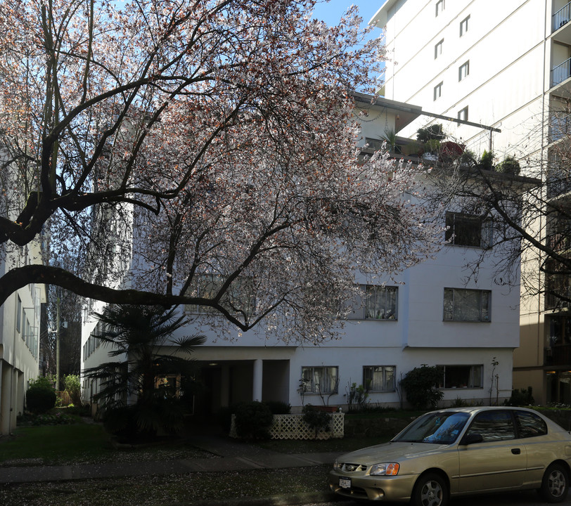 El Ross Apartments in Vancouver, BC - Building Photo