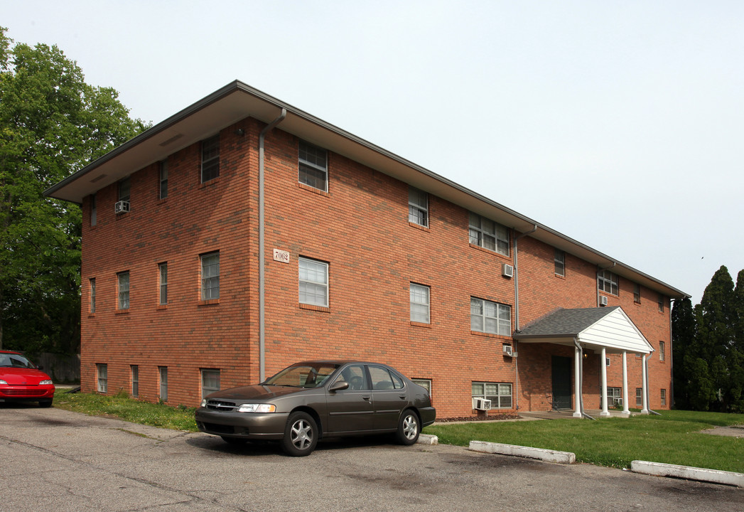 Colonial Village Apartments in Indianapolis, IN - Foto de edificio