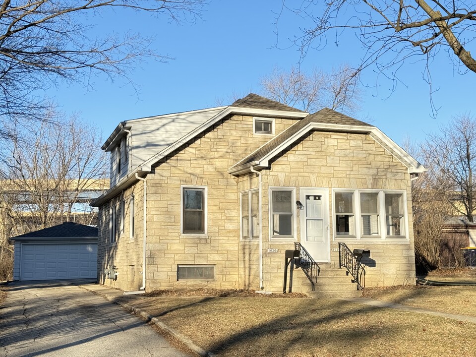 10202 W Bungalow Pkwy in West Allis, WI - Building Photo