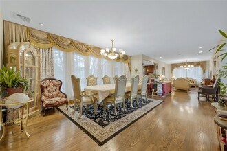 8 Percheron Ln in Roslyn Heights, NY - Foto de edificio - Building Photo