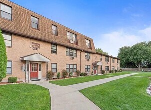 16 N End Dr in Secaucus, NJ - Building Photo - Building Photo