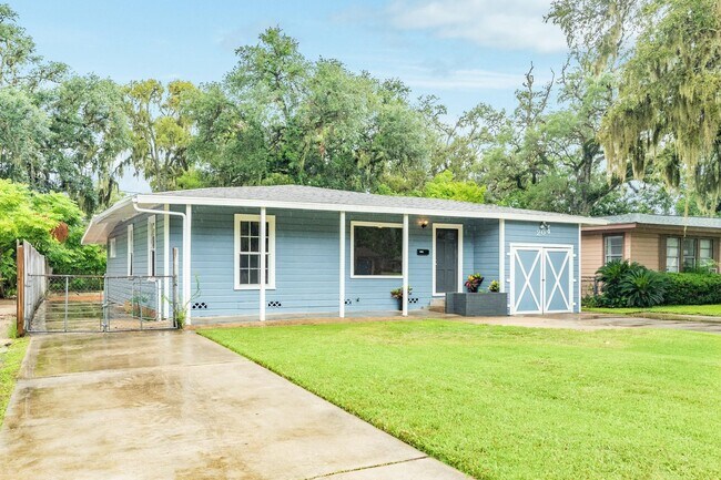 204 Jasmine St in Lake Jackson, TX - Building Photo - Building Photo