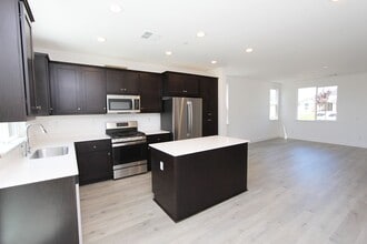 1237 Gypsum Ct in Los Banos, CA - Building Photo - Building Photo