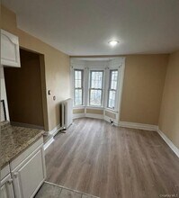 25 S Clinton Ave in Bay Shore, NY - Building Photo - Building Photo