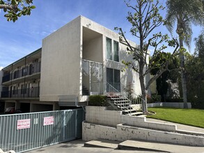 Crown Heights Apartments in Van Nuys, CA - Building Photo - Building Photo