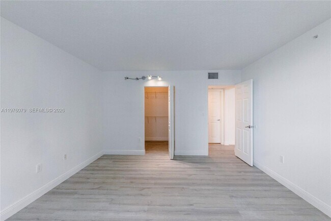 1155 Brickell Bay Dr, Unit 2204 in Miami, FL - Foto de edificio - Building Photo