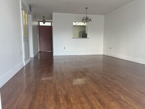 3750 NE 170th St, Unit #400 in North Miami Beach, FL - Building Photo - Building Photo