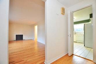 19 Seneca Rd in West Hartford, CT - Building Photo - Building Photo