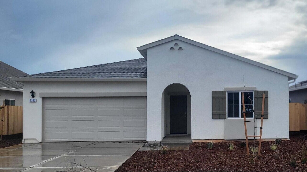 5232 Monaco Pkwy in Redding, CA - Building Photo