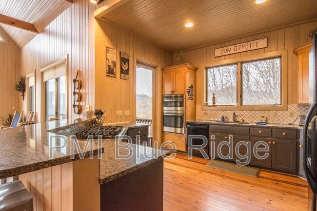 6 S Songbird Ct in Hendersonville, NC - Building Photo - Building Photo