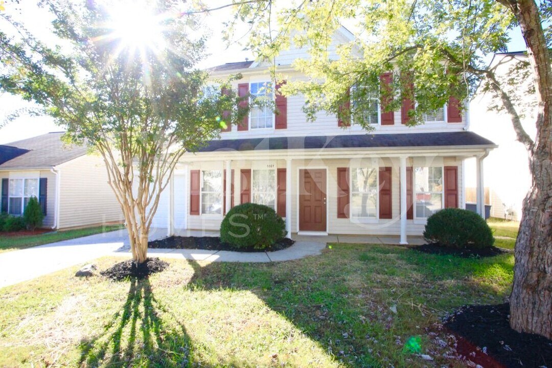 5327 Peachwood Dr in Charlotte, NC - Foto de edificio