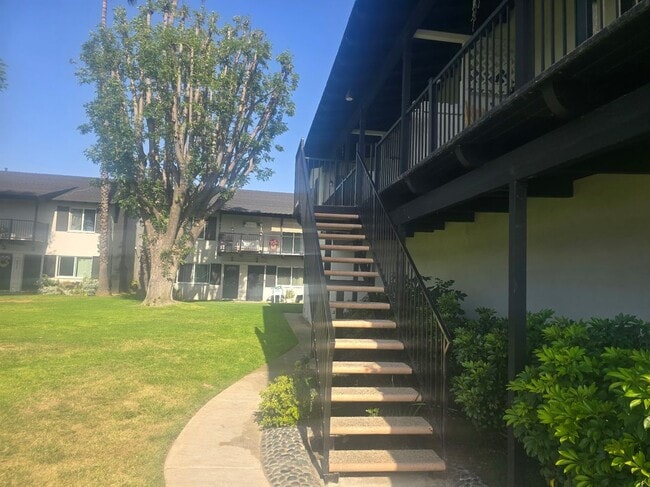 371 N Oak St, Unit f in Orange, CA - Building Photo - Building Photo