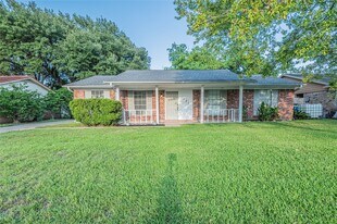 523 International Village Dr in Humble, TX - Building Photo