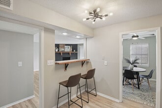 Latitude 72 in Kansas City, MO - Foto de edificio - Building Photo